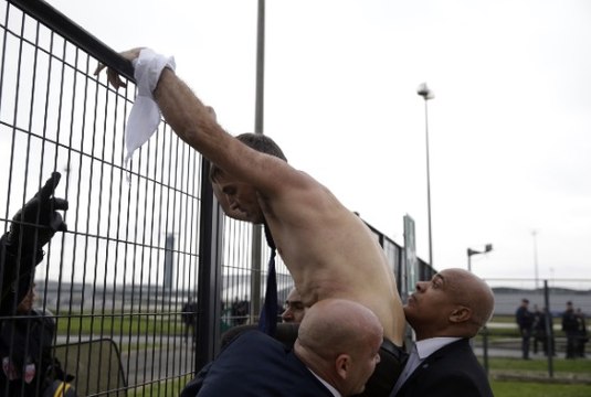Air France : le DRH déshabillé par les grévistes