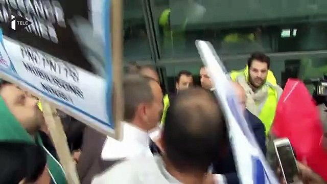 Deux directeurs d'Air France agressés par des salariés