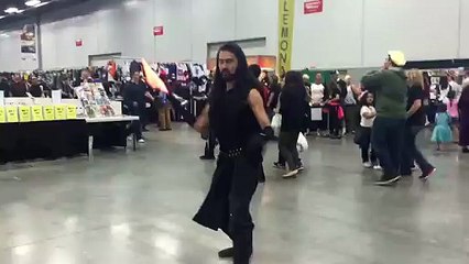 Un cosplayer qui maîtrise parfaitement les mouvements de son personnage