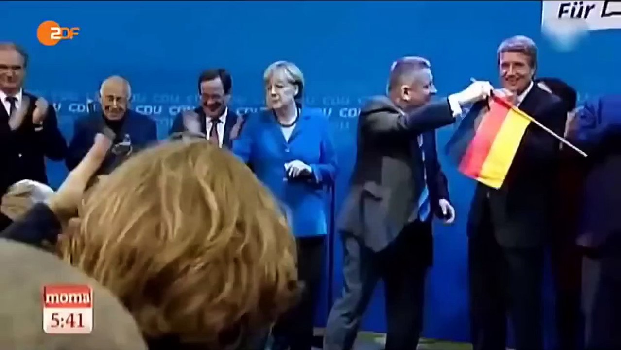 Angela Merkel entsorgt Deutschland Fahne