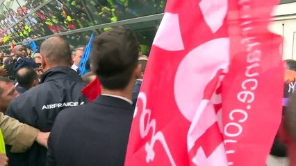 Restructuration chez Air France: deux dirigeants pris à partie