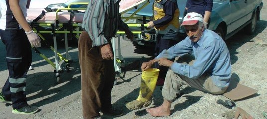 Yaralı işçi 'berbat olur' dedi, sedyeye konulmak istemedi