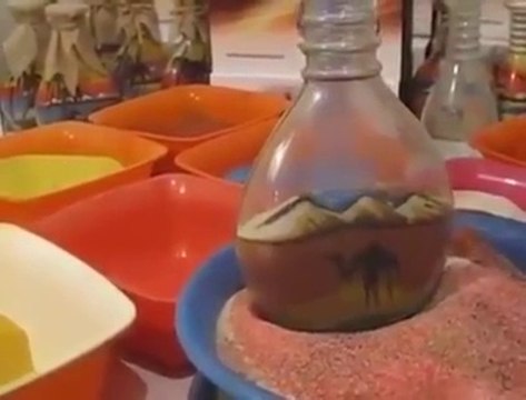 Il crée des paysages superbes avec du sable dans une bouteille
