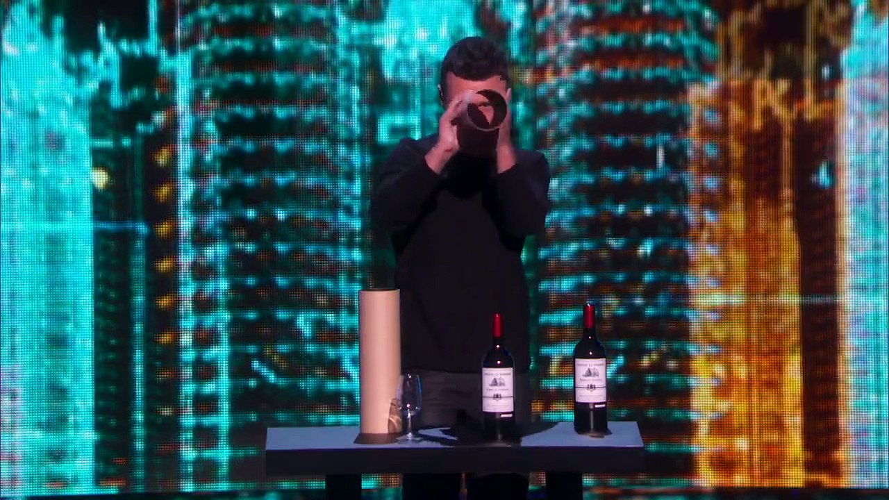 Regardez ce mec multiplier les bouteilles de vin à partir de rien! WOAH!!!