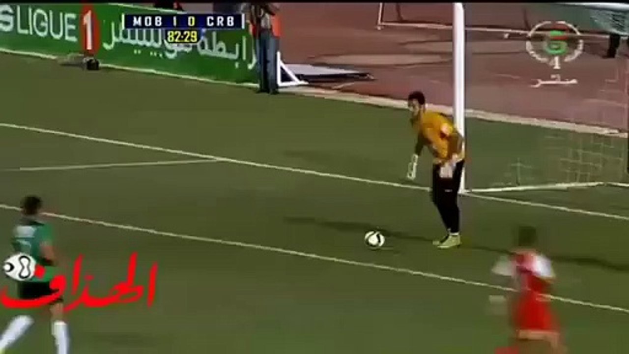 Un gardien fou tente une roulette devant son but - Malik Asselah, du CR Belouizdad.