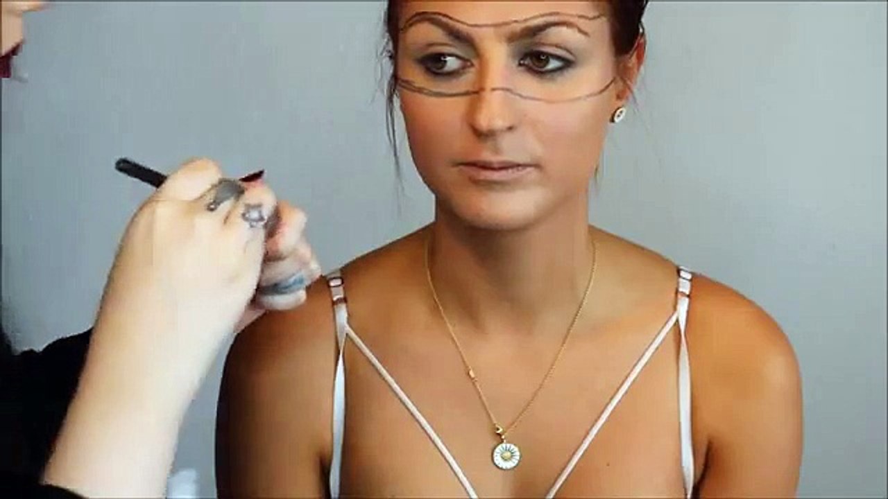 GET THE LOOK | Dark Makeup & Messy Hair | Vanessa J