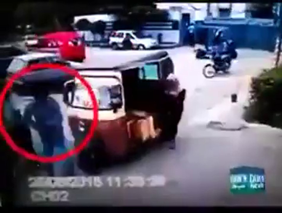 کراچی میں ڈاکوؤں نے سرعام معصوم لڑکی کو لوٹ لیا ۔ اسکی ویڈیو دیکھیں