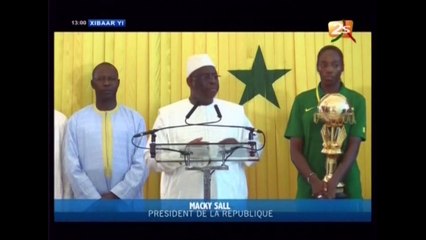 Macky Sall accueille la coupe et fête les Lionnes du basket