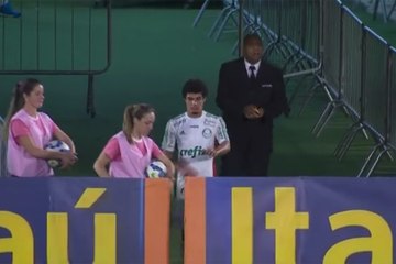 Confusão! Árbitro marca falta e expulsa Egídio, mas volta atrás