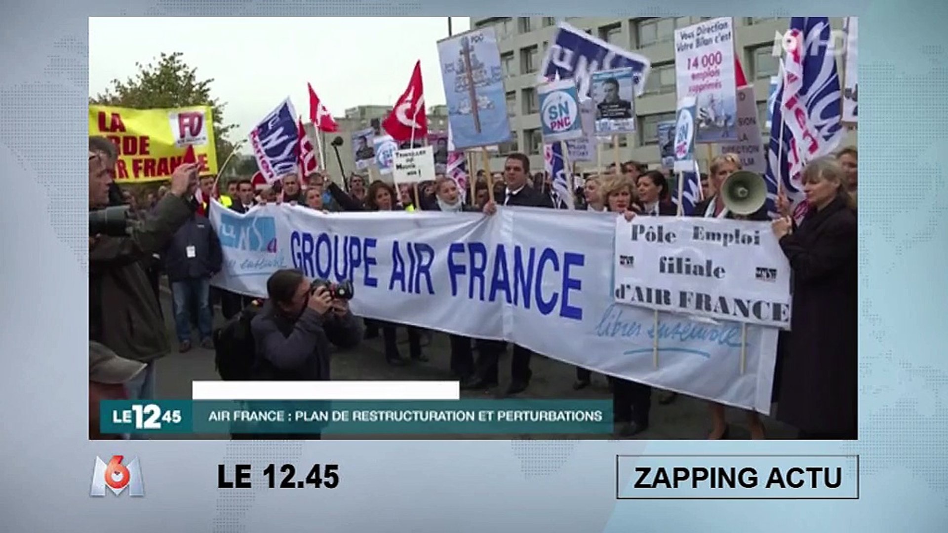 Le DRH d'Air France se fait arracher la chemise par des salariés en colère  - Vidéo Dailymotion
