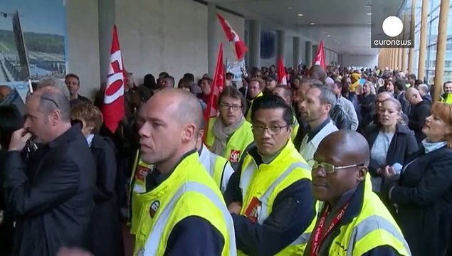 Trabajadores de Air France agreden a directivos durante un comité de empresa donde se comunicaba la supresión de 2.900 empleos