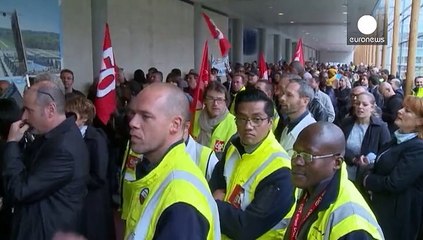 Tải video: Diretores da Air France violentados por trabalhadores em fúria