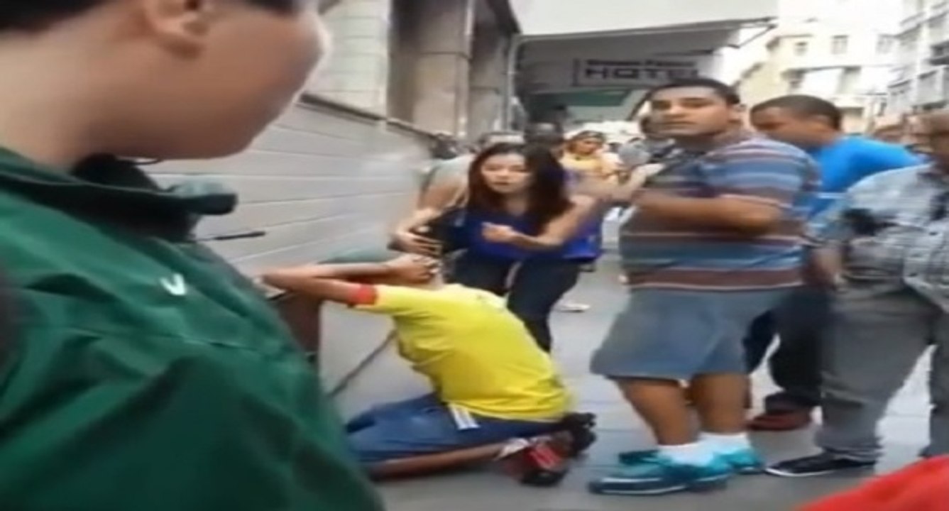 Une femme frappe un voleur d'un gros coup de pied