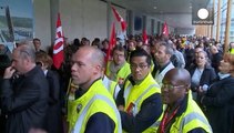 Air France insan kaynakları müdürü öfkeli çalışanların elinden zor kurtuldu