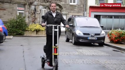 Carhaix. En route pour les Régionales... en trottinette (Le Télégramme)