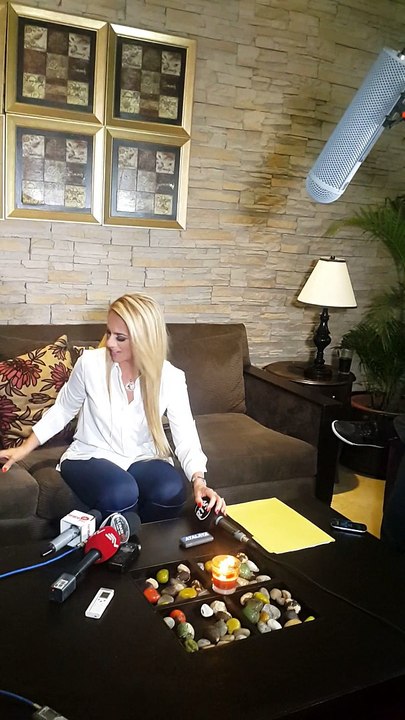 GABY SE DESPIDE ANTE LOS MEDIOS