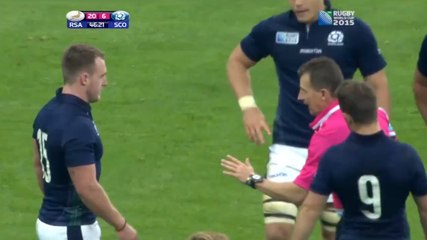 Скачать видео: Coupe du monde de rugby : un arbitre se moque d'un joueur et lui propose d'aller jouer au football