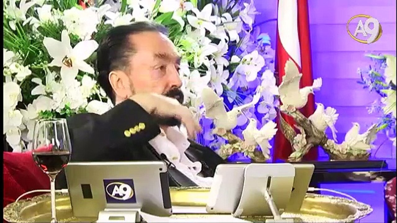 Kabe'nin yanındaki saat kulesi ve Mekke'deki tüneller Hz. Mehdi (as)’ın çıkış alametidir