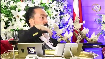 Kabe'nin yanındaki saat kulesi ve Mekke'deki tüneller Hz. Mehdi (as)’ın çıkış alametidir