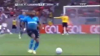 Funny football Planchazo de Ronaldinho Gaucho y se salvo de la expulsion  Fluminense 1 Vs 0 Gremio
