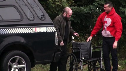 Le seul homme qui s'arrete pour les aider est un grand brulé - Expérience sociale