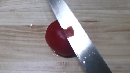 Great sashimi knife VS tomato... Thin slices!
