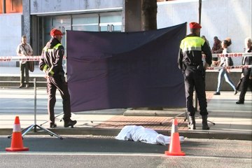 Скачать видео: Fallece atropellada por un autobús en Bilbao