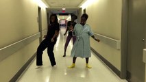 Embarazada baila en el pasillo del hospital para provocar contracciones