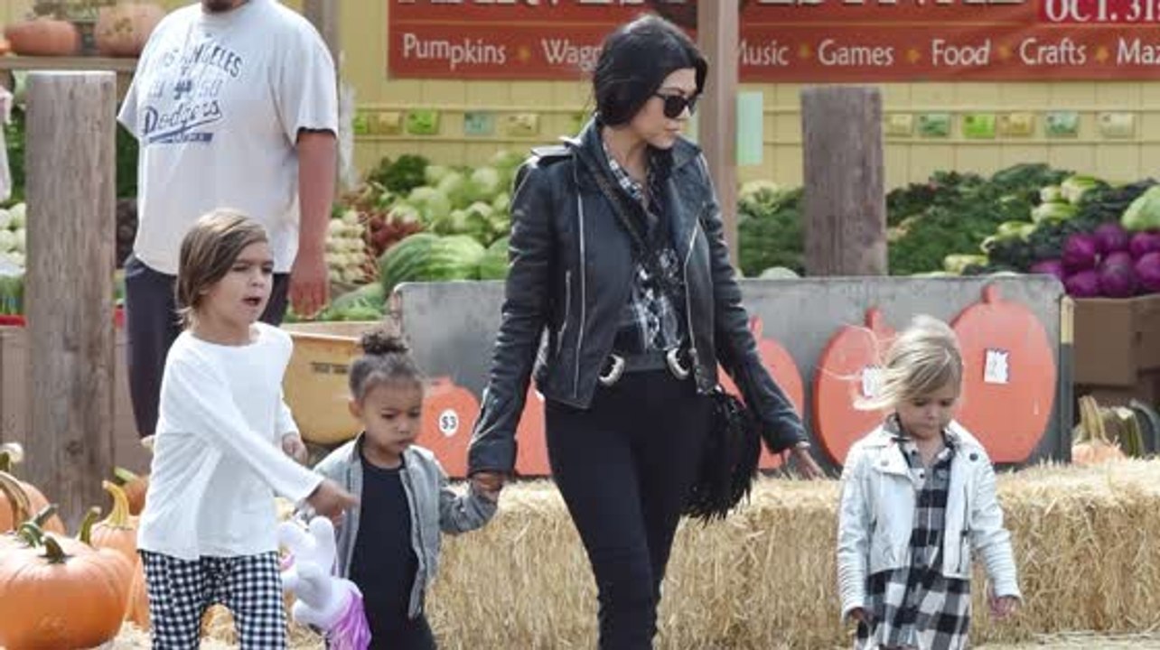 Kourtney Kardashian und die Kinder besuchen eine Farm