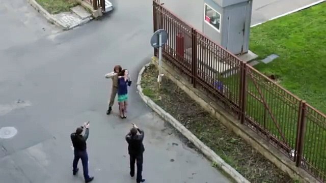 روس میں اغوا کا ایک فلمی سین فلمایا جا رہا تھا جس کو ایک سیکورٹی گارڈ اصلی سمجھ بیٹھا