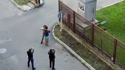 روس میں اغوا کا  ایک فلمی سین فلمایا جا رہا تھا جس کو ایک سیکورٹی گارڈ اصلی سمجھ بیٹھا