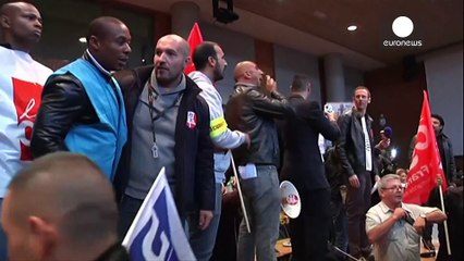 Les dirigeants d'Air France fuient pour leurs vies après la suppression de 2900 emplois