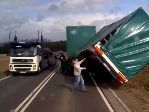 МОЛОДЦЫ МУЖИКИ! ВОТ ЭТО ВЗАИМОВЫРУЧКА НА ДОРОГАХ!