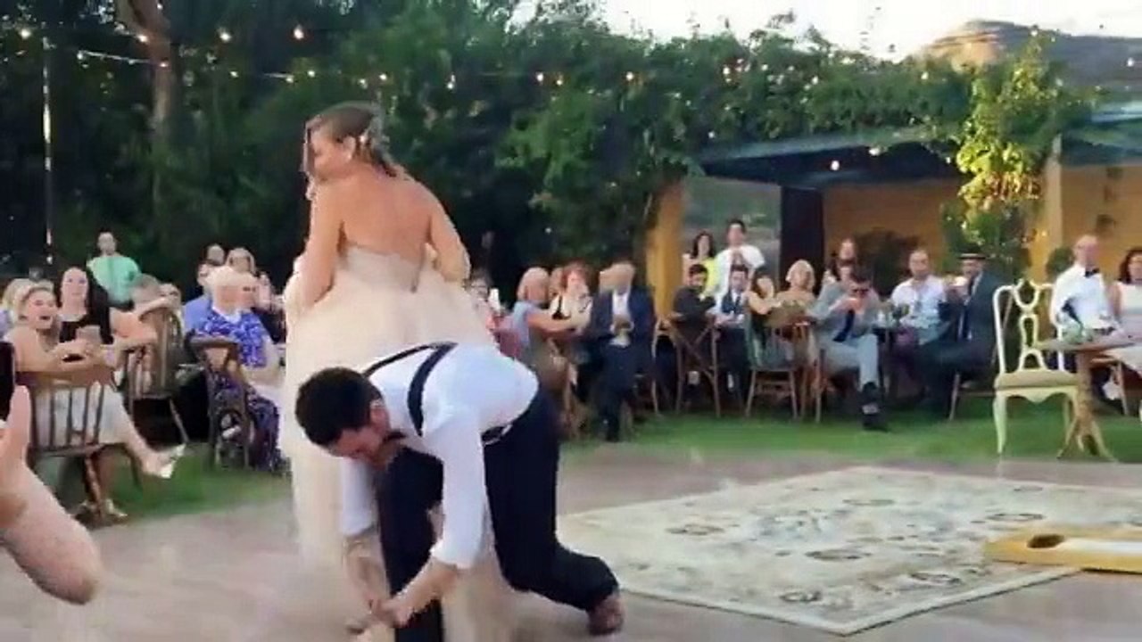Необычный свадебный танец взорвал интернет!