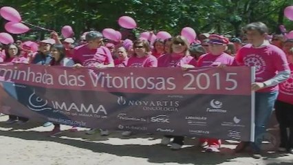 Multidão faz caminhada e chama atenção para o câncer de mama em Porto Alegre