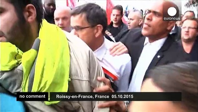 Angry employees of Air France attack directors of the company