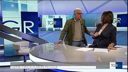 Invité dans le JT, il embrasse fougueusement la journaliste