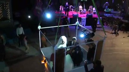 Gelin ile damat sahneye vinçle indi !