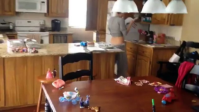 Sexy Mom Dances When Nobody's Watching - VideosMunch