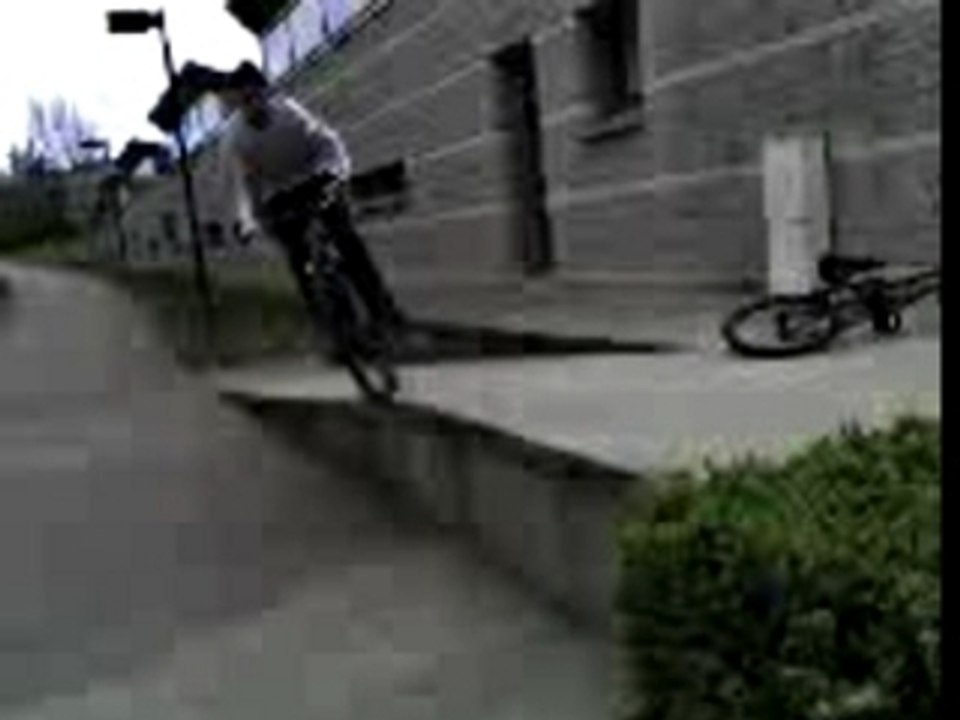 petit saut en vélo (70cm) on dirait pas