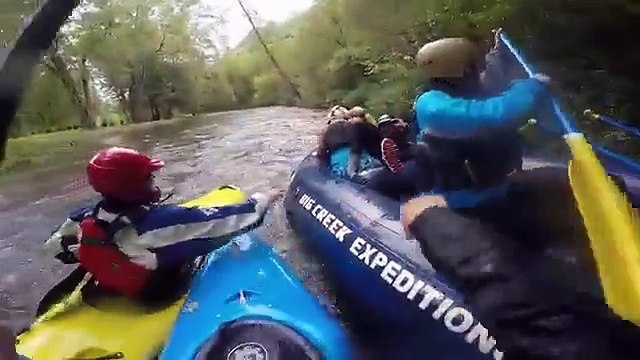 2 soeurs ivres se battent sur un rafting... Dingue!