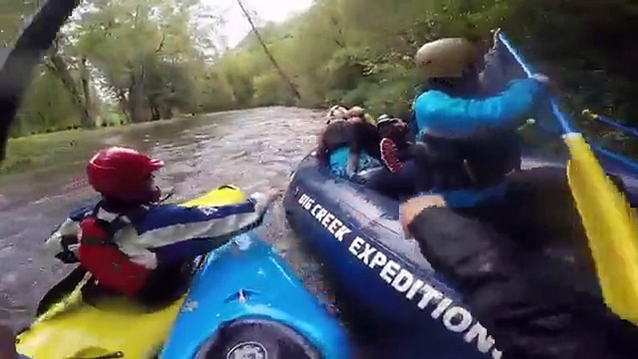 2 soeurs ivres se battent sur un rafting... Dingue!