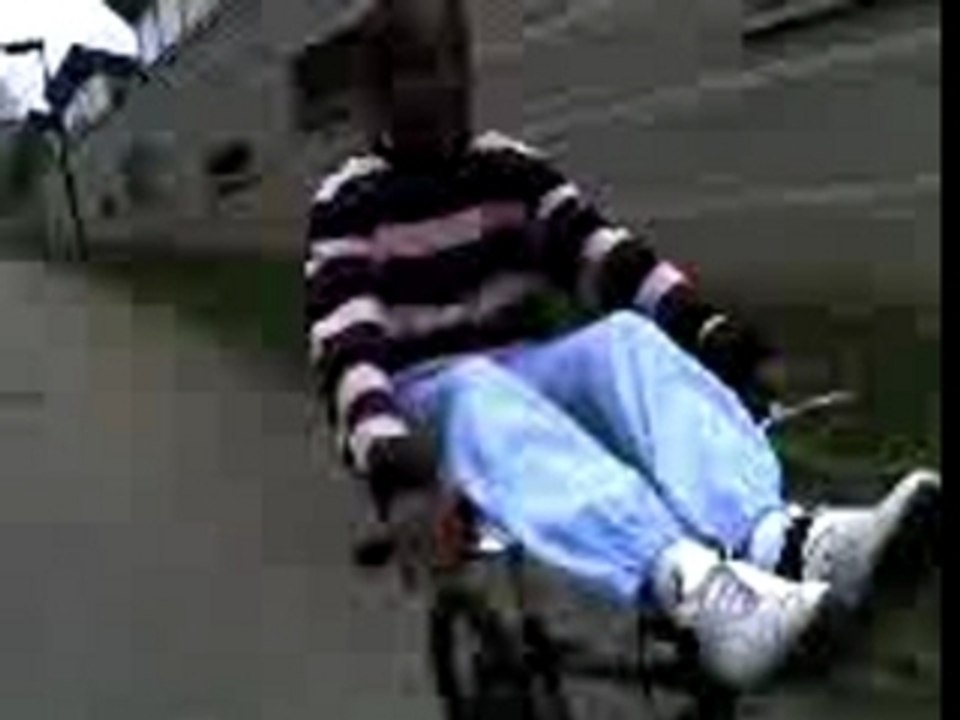 vélo les pied sur guidon pasmal