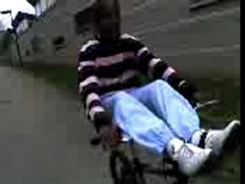 vélo les pied sur guidon pasmal