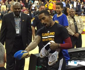 Jr Smith refuse de donner ses chaussures à un fan des Warriors