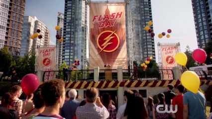The Flash - Extrait The Man Who Saved Central City
