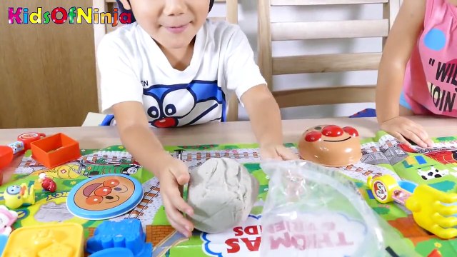 アンパンマン x ドラえもん x トーマス 砂遊び！ Anpanman Doraemon Thomas Play Sand Toys for Kids Playtime | KidsOfNinja