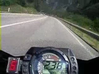 moto kawasaki à fond dans la montagne