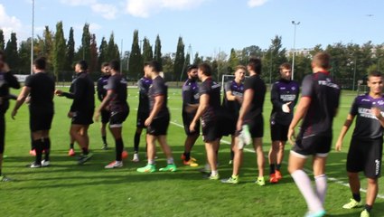 Dominique Arribagé introduit cette séance foot-rugby avec le Stade Toulousain