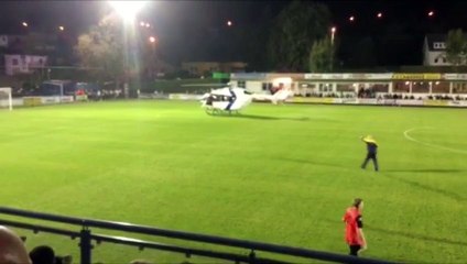 Atterrissage d'un hélicoptère sur un terrain de foot